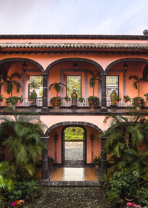 Hacendia Style Home, Vintage Mexican Aesthetic House, Mexico Hacienda Style Homes, Mexican Courtyard Hacienda Style, Hacienda Style Interior, Mexican Rancho Aesthetic, Mexican Houses Exterior Haciendas, Hacienda Aesthetic, Mexico House Mexican Style