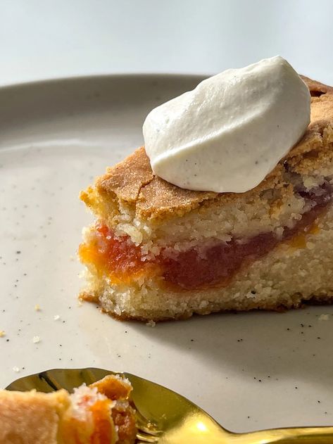 Layered ricotta and apricot cake - by Nur - Syrup Kitchen Apricot Cake, White Chocolate Cake, Ricotta Cake, Layered Cake, Apricot Jam, How Sweet Eats, Sweet Desserts, Puddings, Layer Cake