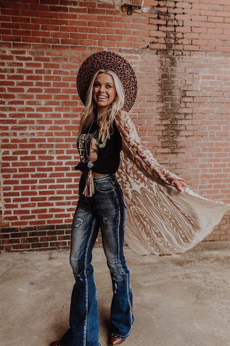 Mid Sized Western Fashion, Midsize Cowgirl Outfit, Western Fashion Midsize, Western Style Dark Wash Mid-rise Flare Jeans, Mid-rise Denim Flare Jeans For Rodeo, Country Girls, Stitch Fix, Clothes