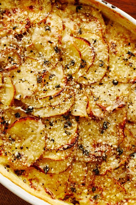 Potatoes au gratin is that rare side dish that feels equally appropriate at a fancy dinner party or Thanksgiving dinner and on a Tuesday night at home with the family. That is to say, it’s incredibly easy to make, wonderfully decadent, and everyone loves it—even if no one is quite sure what to call it (potato gratin, au gratin potatoes, scalloped potatoes, etc). Make Ahead Scalloped Potatoes, Potato Gratin Recipe, Au Gratin Potato Recipes, Au Gratin Recipes, Potatoes Au Gratin, Potato Gratin, Potato Sides, Scalloped Potatoes, Thanksgiving Side Dishes