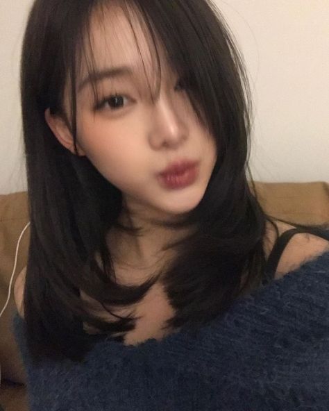 Short Hair Frame Face, Asian Long Bob Haircut, Medium Hair Styles Asian, Side Bangs Black Hair, Japanese Medium Haircut, Pretty Haircuts Medium, Bangs Asian, Short Hair Asian, Side Part Hairstyle