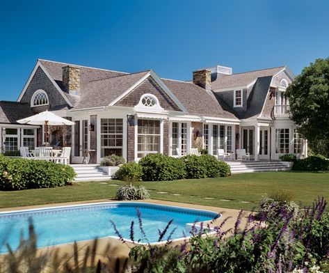 Marthas Vineyard House, Hamptons Architecture, Vineyard House, Home Designs Exterior, Shingle Style Homes, Leyte, Beach Cottage Style, Celebrity Houses, Beach Cottages