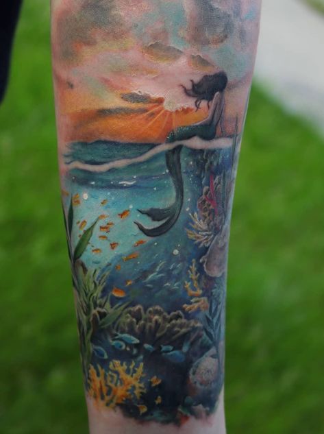 A super pretty underwater, mermaid, fish, sunset scenery, arm tattoo done by @katarina.Heinze. Colour realism is always so amazing! Sea Tattoo Sleeve, Ocean Life Tattoos, Ocean Theme Tattoos, Mermaid Sleeve Tattoos, Ocean Sleeve Tattoos, Underwater Tattoo, Watercolor Tattoo Sleeve, Little Mermaid Tattoo, Mermaid Tattoo Designs