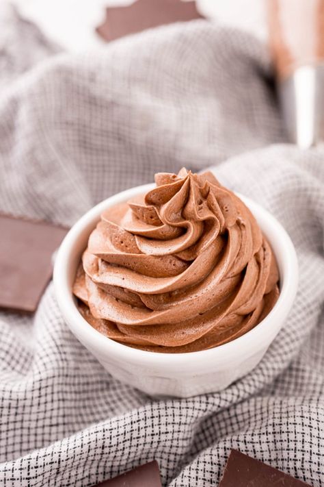 The Best Chocolate Pudding Frosting Recipe - dessert #dessert Chocolate Pudding Icing, Pudding Icing, Chocolate Icing Recipes, Perfect Whipped Cream, Pudding Frosting, Vanilla Sheet Cakes, Chocolate Mousse Pie, Whipped Cream Recipe, Homemade Chocolate Pudding