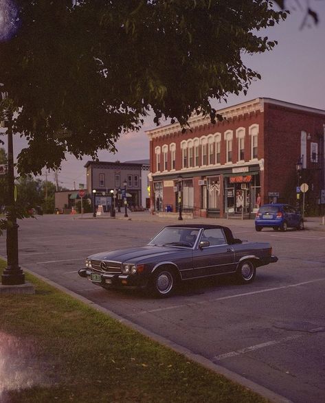 Northern Gothic, Small Town Mystery, Buffalo 66, Comic Background, 80s House, Americana Aesthetic, Mystery Shack, Midwest Emo, Photo Landscape