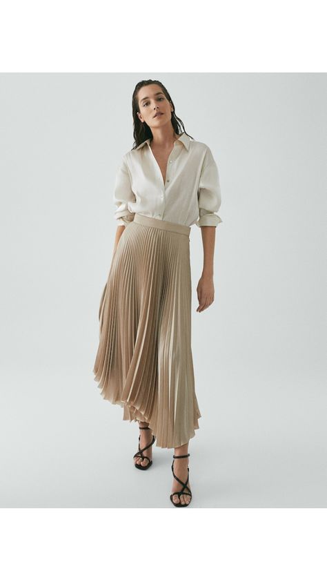 Satin Pleated Skirt Outfit, Beige Pleated Skirt Outfit, Pleated Skirt Street Style, Pleaded Skirt Outfits, Office Skirt And Blouse, Beige Pleated Skirt, Pleated Skirt Outfits, Satin Pleated Skirt, Pleaded Skirt