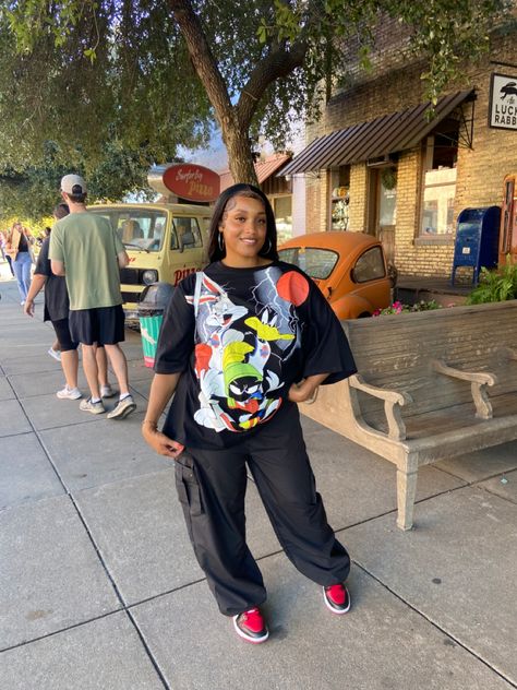 A comfortable yet stylish way to wear oversize tees with baggy oversize pants Oversized Graphic Tee Outfits, Baggy Tshirt Outfit, Oversized Tee Outfit, Baggy Tshirt, Oversize Pants, Baggy Shirts, Baggy Tee, Outfit Oversize, Baggy T-shirt