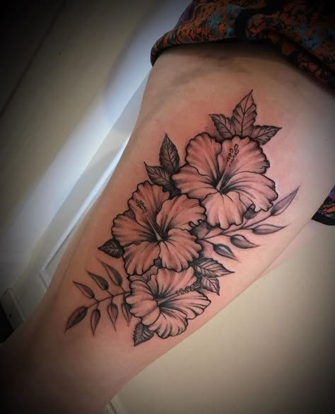 Aphra SpaghettiTattoos on Instagram: “I loooove tattooing flowers! Most of this hibiscus thigh piece was freehanded 🖤🌿🌙 . . . . #witchtattoo #flowertattoo #hibiscustattoo…” Hibiscus Rib Tattoo, Hibiscus Thigh Tattoo, Tattoo Back Thigh, Back Thigh Tattoo, Back Of Thigh Tattoo, Beach Inspired Tattoos, Hawaii Tattoo, Hibiscus Flower Tattoos, 2023 Tattoo