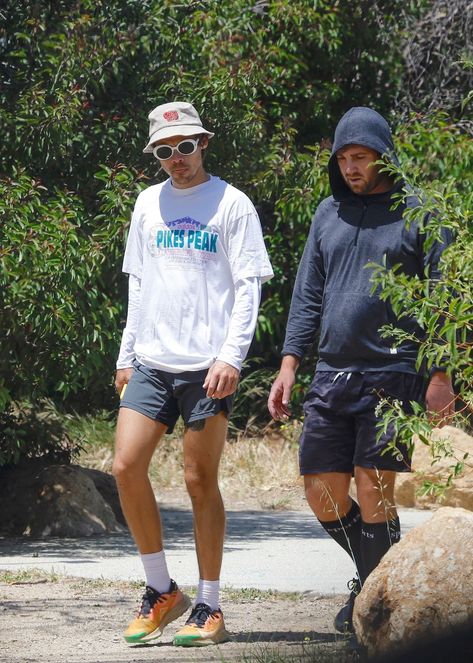 HL Daily Media on Twitter: "Harry and Jeff on a hike in Los Angeles recently.… " Harry Styles Bucket Hat, Jeff Azoff, Hikes In Los Angeles, Style Bucket Hat, Queen Love, Louis And Harry, Harry Styles Photos, Pikes Peak, Harry Edward Styles