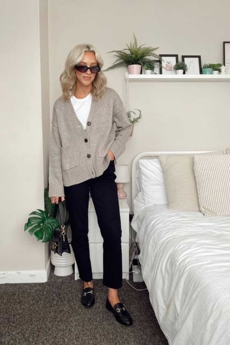 Fall Outfit Work 2023, Taupe And Beige Outfit, Relaxed Classy Outfit, Cardigan Business Outfit, Winter Shoes Work, Grey Cardigan Work Outfit, Loafers Outfit Womens Casual, Beige Cardigan Outfit Work, Work Outfit Cardigan