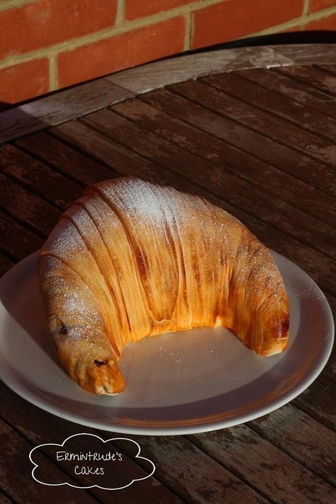 Mega croissant shaped cake based on Yolanda Gampp’s Mother’s day tutorial cake (with croissant, paint au chocolat, mug and fruit bowl) with a few progress shots Croissant Cake, Yolanda Gampp, Sculpted Cake, Cake International, Dummy Cake, Buttercream Fondant, Fondant Tools, Cake Buttercream, Shaped Cake