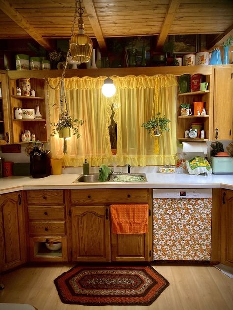 70s Style Home Vintage, 70s Rustic Home, 1960s Home Decor 60s Kitchen, 70s Aesthetic Home Vintage, Cottagecore Rv Decor, Eclectic Country Decor, 70s Farmhouse Decor, 70s Cottagecore House, Vintage House Decor Retro