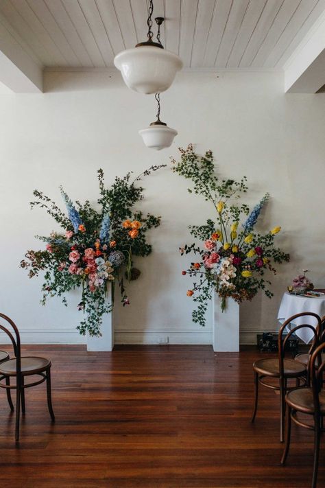 Half Floral Arch Wedding, Simple Wedding Wall Decor, Contemporary Fall Wedding, Colorful Backdrop Wedding, Garden Style Flower Arrangement Wedding, Columns With Flowers Wedding, Dj Backdrop Wedding, Wedding Flower Arrangements Altar, Non Traditional Wedding Arch