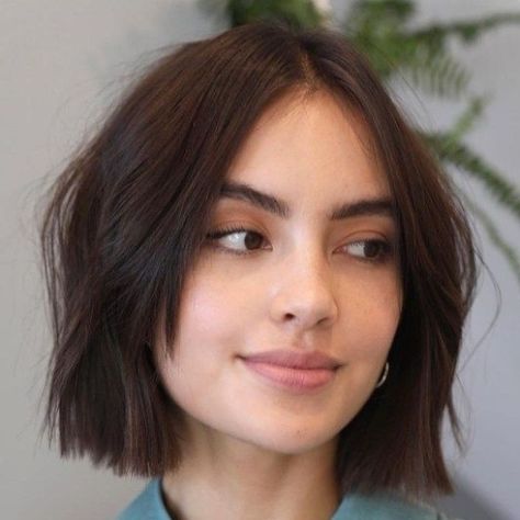 Short Bob Hairstyles Thick Wavy Hair, Short Hair With Framing Bangs, Short Bob Hairstyles With Bangs Straight Fine Hair, French Bob For Straight Hair, Bob Haircut Face Framing, Framed Bob Haircut, Cool Bob Haircut Bangs, Bob Haircuts With Face Framing, Choppy Bob Hairstyles Straight Hair