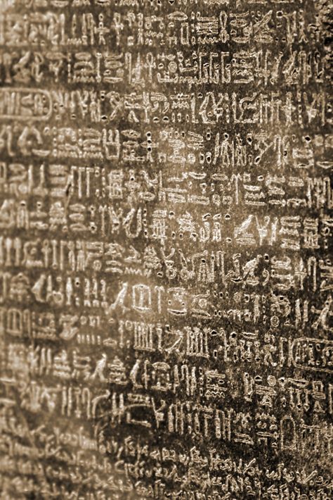 Rosetta stone closeup - London, England Demotic Script, Memphis Egypt, Ancient Relics, Starověký Egypt, Egyptian Hieroglyphs, Ancient Writing, Ancient Languages, Rosetta Stone, Writing Systems