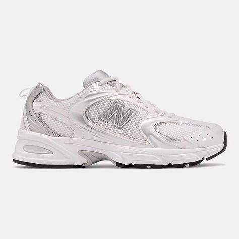 Keeping it cosy #NewBalance #NewBalance530 #NewBalance530White #NewBalanceWhite #WhiteSneakers #TwinkleWithYou #SummerTrends2022 #AutumnTrends2022 #Twinkle20387 Basket New Balance, New Balance For Men, Sneaker New Balance, Zapatillas New Balance, Reebok Club C 85, New Balance White, Lit Shoes, Sneaker Sale, Skateboarder