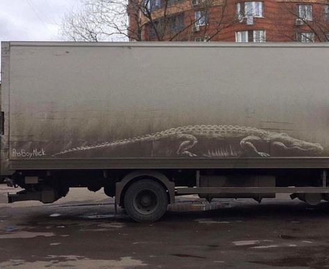 Alligator drawn into dirt on side of a truck. Reverse Graffiti, Colossal Art, Truck Art, Amazing Drawings, Russian Artists, Graffiti Artist, Art Street, Land Art, Street Artists