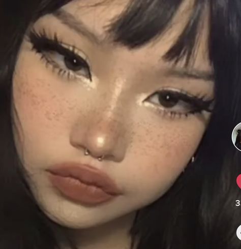 E Kitten Makeup, Alt Aesthetic Makeup, Egirl Make Up, Makeup Egirl, Freckles Makeup, Alt Aesthetic, Look Grunge, Soft Makeup Looks, Cute Eye Makeup