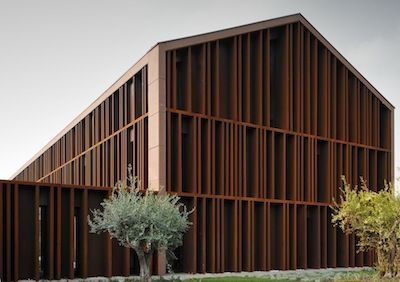 Acciaio Corten, dall'architettura al design | Viviconstile Factory Facade, Steel Architecture, Hotel Facade, Steel Cladding, Brick Cladding, Metal Facade, Warehouse Design, Facade Cladding, Metal Cladding