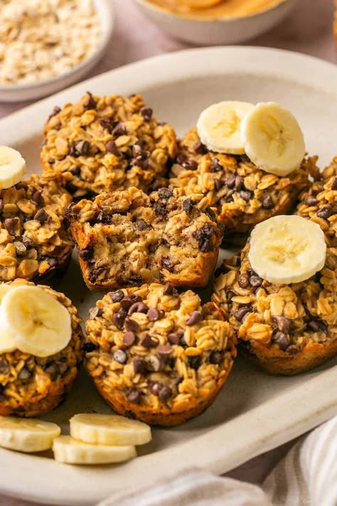 Peanut Butter Banana Baked Oatmeal Cups are a delicious treat perfect for breakfast, snacking, and on-the-go. Add these to your meal prep lineup for an easy, pre-made hunger fix! Homemade Puddings, Banana Oatmeal Cups, Peanut Butter Banana Baked Oatmeal, Erin Lives Whole, Gf Snacks, Healthier Snacks, Breakfast Cookie, Banana Baked Oatmeal, Banana Treats