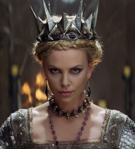 Ravenna (Snow White and The Huntsman) Snow White Huntsman, Queen Ravenna, Colleen Atwood, Belly Detox, The Huntsman, Tilda Swinton, Actrices Hollywood, Kirsten Dunst, Jessica Chastain