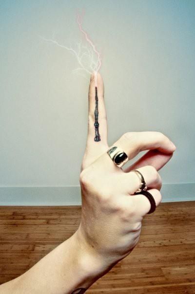 Wand finger tattoo... Yes please!! Pointer Finger Tattoo, Funny Finger Tattoos, Wand Finger Tattoo, Aqua Tattoo, Expecto Patronum Tattoo, Image Tattoo, Wand Tattoo, Hp Tattoo, Harry Potter Tattoos