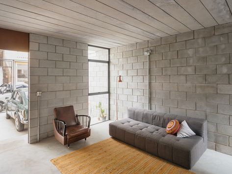 Low cost concrete and cement blocks offer a durable solution for a minimalist multi-level home in Brazil. Concrete Cottage, Cinder Block House, Concrete Block House, Block House, Concrete Block Walls, Cinder Block Walls, Low Cost Housing, Concrete Interiors, Concrete Houses