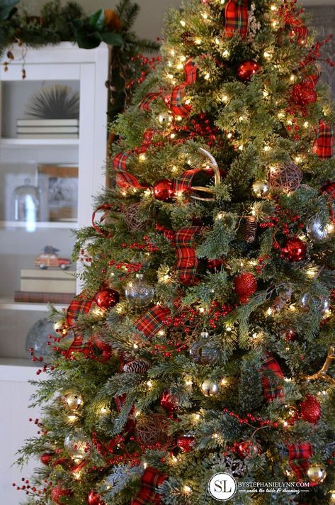 Traditional Red Tartan Plaid Christmas Tree | 2016 Michaels Dream Tree Challenge #michaelsmakers - Classic red and gold Christmas Tree Decorating Ideas and Inspiration Tartan Plaid Christmas Tree, Red Christmas Tree Decorations, Tartan Plaid Christmas, White Christmas Tree Decorations, Red And Gold Christmas Tree, Gold Christmas Tree Decorations, Background Winter, Red Christmas Decor, Buffalo Plaid Christmas Tree