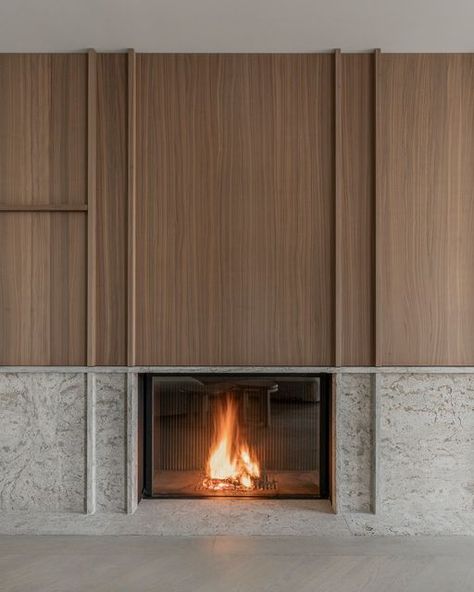 depuydtinteriors August 18, 2023: "In between summer and autumn ⎮ Enjoy the comfort of your home Interior architecture by Dejaege..." Contemporary Fireplace Ideas, Andermatt, Escalier Design, Fireplace Tv Wall, Contemporary Fireplace, Wood Fireplace, Home Fireplace, Style Deco, Modern Fireplace