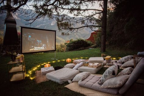 #picnic #date #cinema #outdoor #movienight #popcorn #giftsforher #giftsforhim #quarantine #outdoorcinema Movie Backyard Ideas, Cinema Outdoor Ideas, Outdoor Cinema Garden, Modern Patio Decor, Cinema Outdoor, Diy Backyard Movie Night, Minimalistic Furniture, Outdoor Movie Screen, Lights Patio