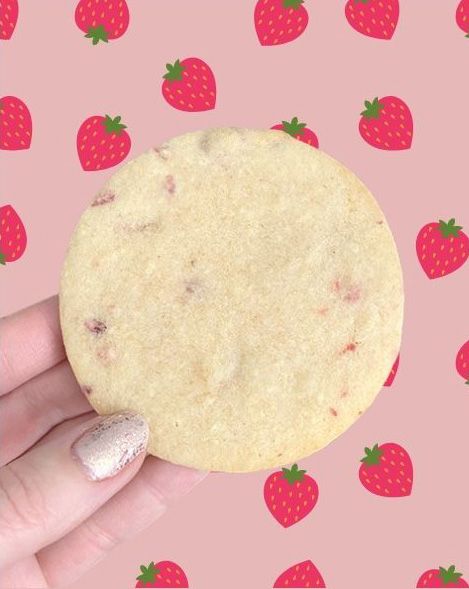 Strawberry Royal Icing, Strawberry Cookie Recipe, Strawberry Sugar Cookies, Cut Out Cookie Recipe, Cookies With Royal Icing, Lace Cookies, Fruit Cookies, Strawberry Cookies, Royal Icing Recipe