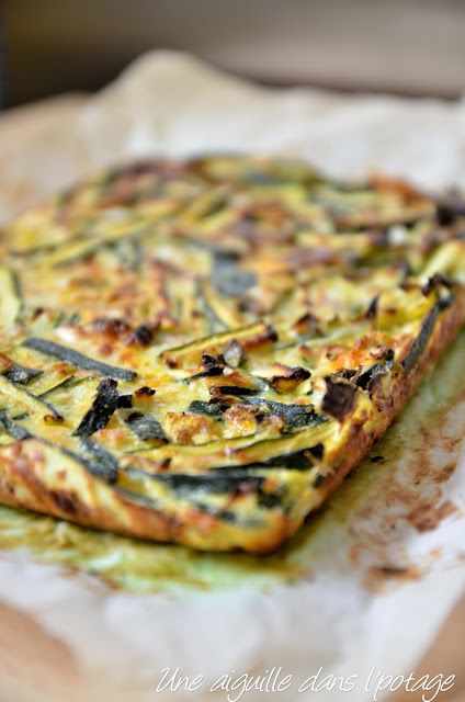 La scarpaccia, c’est un gâteau aux courgettes originaire de Toscane, qui existe en version sucrée ou salée; c’est cette dernière que je vous propose aujourd’hui, une version issue du livre « Méditerranées » d’Alain Ducasse, recette repérée sur le site de Cali, « Vanille et Poivre Rose « , recette qu’elle a elle-même dénichée chez Mamina. Traditionnellement, la scarpaccia, qui signifie en italien « vieille godasse », est cuisinée à base de fleurs de courgettes et de petites courgettes, mais ne Vegan Zucchini Recipes, Zucchini Recipes Baked, Zucchini Recipes Dessert, Chicken Parmesan Recipe Easy, Zucchini Recipes Healthy, Cooking Recipes For Dinner, Pizza Muffins, Alain Ducasse, Cooking Recipes Healthy