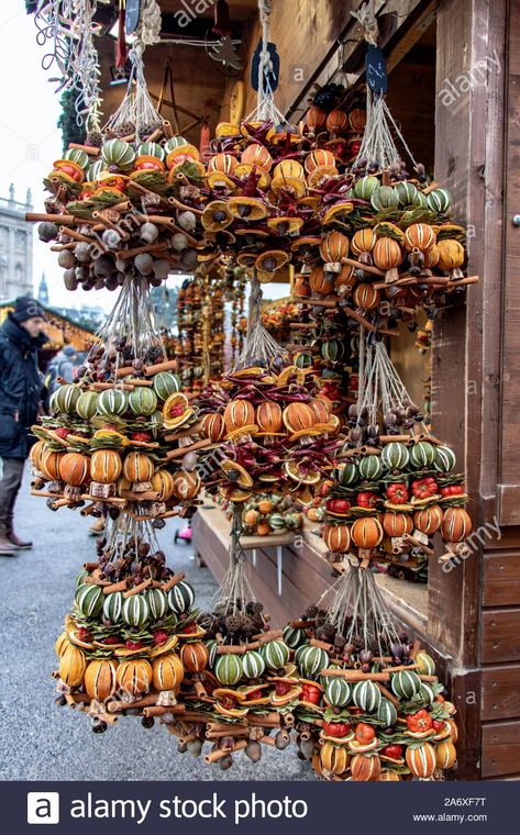 Dried Pomegranate Decor, Christmas Fruit Decorations, Dry Fruit Garland, Dried Fruit Christmas Tree, Dried Fruit Decorations, Dried Fruit Christmas, Garden With Fruit Trees, Orange Pomanders, Fruit Christmas