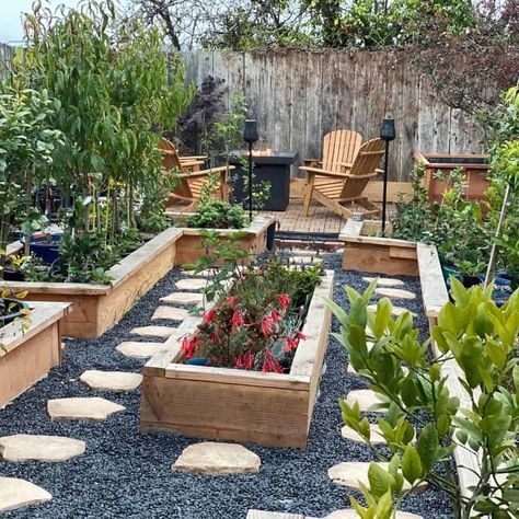 The Top 66 Raised Garden Bed Ideas - Landscaping Design - Next Luxury Backyard Raised Garden Beds, Inexpensive Raised Garden Beds, Raised Bed Garden Layout, Raised Garden Designs, Backyard Raised Garden, Backyard Garden Beds, Garden Bed Layout, Raised Bed Garden Design, Metal Raised Garden Beds