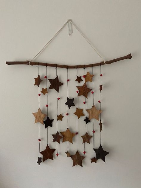 Crafty Wall Decor, Outside Hanging Decor, Hand Craft Decoration, Wall Decor Homemade, Things To Hang Up On Your Wall, Wall Stars Decor, Things To Hang On The Wall Bedroom, Ceiling Hanging Decor Diy, Diy Home Decor Easy Bedroom Craft Ideas