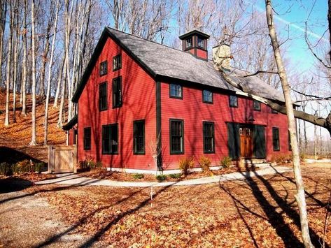 Post And Beam Farmhouse, England Architecture, Antique Homes, Salt Box House, Yankee Barn Homes, Post And Beam Home, Barn Houses, Red Houses, Barn Living