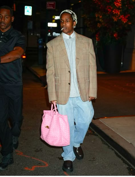 𝘗𝘩𝘰𝘵𝘰 𝘣𝘺 𝘑𝘢𝘤𝘬𝘴𝘰𝘯 𝘓𝘦𝘦 Pink Bottega, Asap Rocky Outfits, Asap Rocky Fashion, A$ap Rocky, Street Fashion Men Streetwear, Asap Rocky, Estilo Preppy, Blazer Outfits, Fashion Line