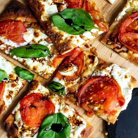 You will want this Margherita Flatbread every week. Simple, minimal ingredients with lots of flavor. An easy lunch to enjoy. Margarita Flatbread Pizza, Brie Spaghetti, Margherita Flatbread Pizza, Salmon Eggs Benedict, Flatbread Appetizers, Smoked Salmon Eggs, Margherita Flatbread, Mediterranean Flatbread, Smoked Salmon And Eggs