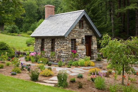 Stone Cottage House Plans, Small Stone Cottage, Summer Cabins, Walden Pond, Stone Cabin, Casa Hobbit, Stone Cottages, Cottage Exterior, House On The Rock