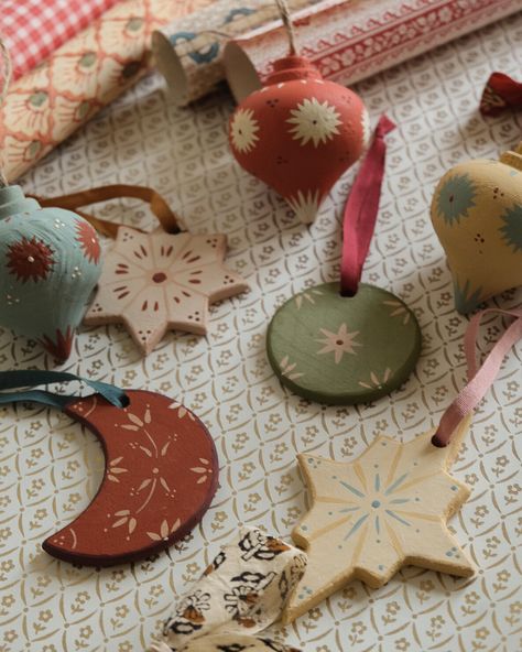 Ceramic Garland Christmas, Hand Painted Ornament Diy, Ribbon Christmas Ornaments Diy, Hand Painted Clay Ornaments, Pastel Holiday Decor, Flat Christmas Decorations, Painted Christmas Bells, Hand Painted Christmas Decorations, Painted Christmas Ornament Ideas