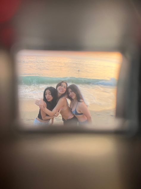 Trio Beach Pics Aesthetic, Trio Beach Pictures, Girls Weekend Aesthetic, Trio Beach Pics, Group Beach Pictures Friends, Trio Pics, Greece Vibes, Beach 2024, Weekend Aesthetic