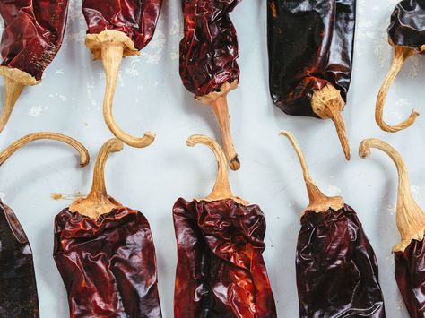 How to identify, shop for, and cook with the pantry workhorse of the Mexican kitchen: dried chile peppers. Mexican Chiles, Enchiladas Mexicanas, Beef Empanadas Recipe, Mexican Chili, Arizona Trip, Types Of Peppers, Dried Chili Peppers, Frijoles Refritos, Beef Empanadas