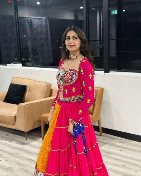 Kinjal Dave, Choli Blouse Design, Garba Dress, Navratri Dress, Indian Outfits Lehenga, Navratri Chaniya Choli, Backless Blouse Designs, Smart Casual Dress, Georgette Dupatta