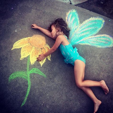 Interactive Chalk Art, Chalk Photoshoot, Easy Chalk Drawings Kids, Easy Sidewalk Chalk Art Ideas, Chalk Photoshoot Kids, Easy Chalk Art, Sidewalk Chalk Art Disney, Mermaid Sidewalk Chalk Art, Drawing With Chalk Side Walk