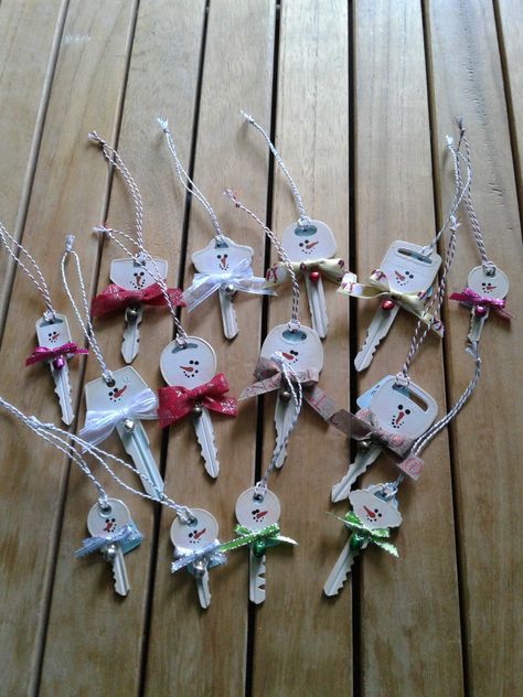 Key Ornament Diy, Santa Keys Ideas Diy, Santa’s Key Diy, Santa Key Ornament, Keys Crafts, Snowman Keychains, Old Key Crafts, Christmas Key, Key Ornament