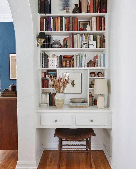 Bookshelf Small Space, Small Bedroom Desk, Built In Desk And Shelves, Bookcase Styling, Bookshelf Desk, Interior Design Business, Built In Desk, Home Library, Front Room