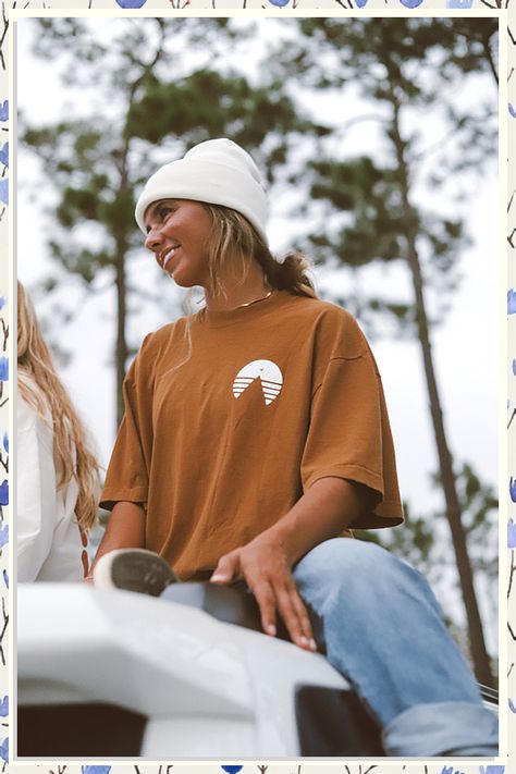 Looking for some stylish spring camping outfits? Check out these 11 casual outfit ideas that are perfect for your outdoor adventures. Stay comfortable and fashionable while enjoying the great outdoors! Casual Vibe Outfits, Surfy Outfits, Outdoor Apparel Photography, Clothing Brand Photoshoot Ideas Outside, Spring Camping Outfits, Camping Outfits Aesthetic, Granola Style Outfits, Cute Granola Outfits, Crunchy Style