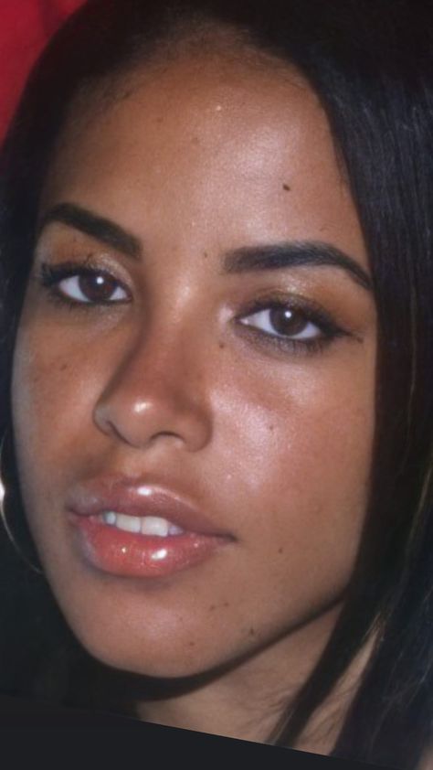 Aaliyah Eyebrows, Aaliyah Makeup, Aaliyah Singer, Aaliyah Aesthetic, Rip Aaliyah, Aaliyah Hair, 90s Makeup Look, Aaliyah Pictures, Aaliyah Style