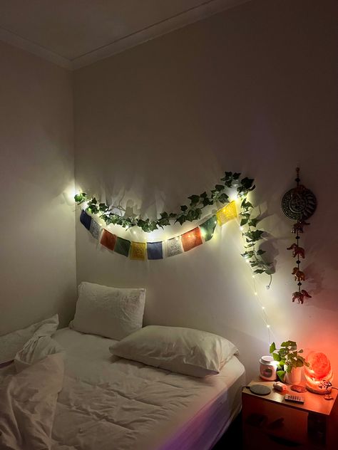 Fairy lights, night time, bed aesthetic Fairy Lights Aesthetic Room, Fairy Lights Room, Camp Decor, Bed Aesthetic, Hostel Room, Easy Room Decor, Fairy Lights Bedroom, Alternative Makeup, Home Decor Quotes