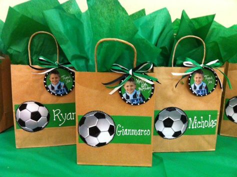 Soccer Party Decorations, Soccer Theme Parties, Soccer Decor, Soccer Birthday Parties, Soccer Theme, Football Birthday Party, Football Theme, Soccer Birthday, Football Themes